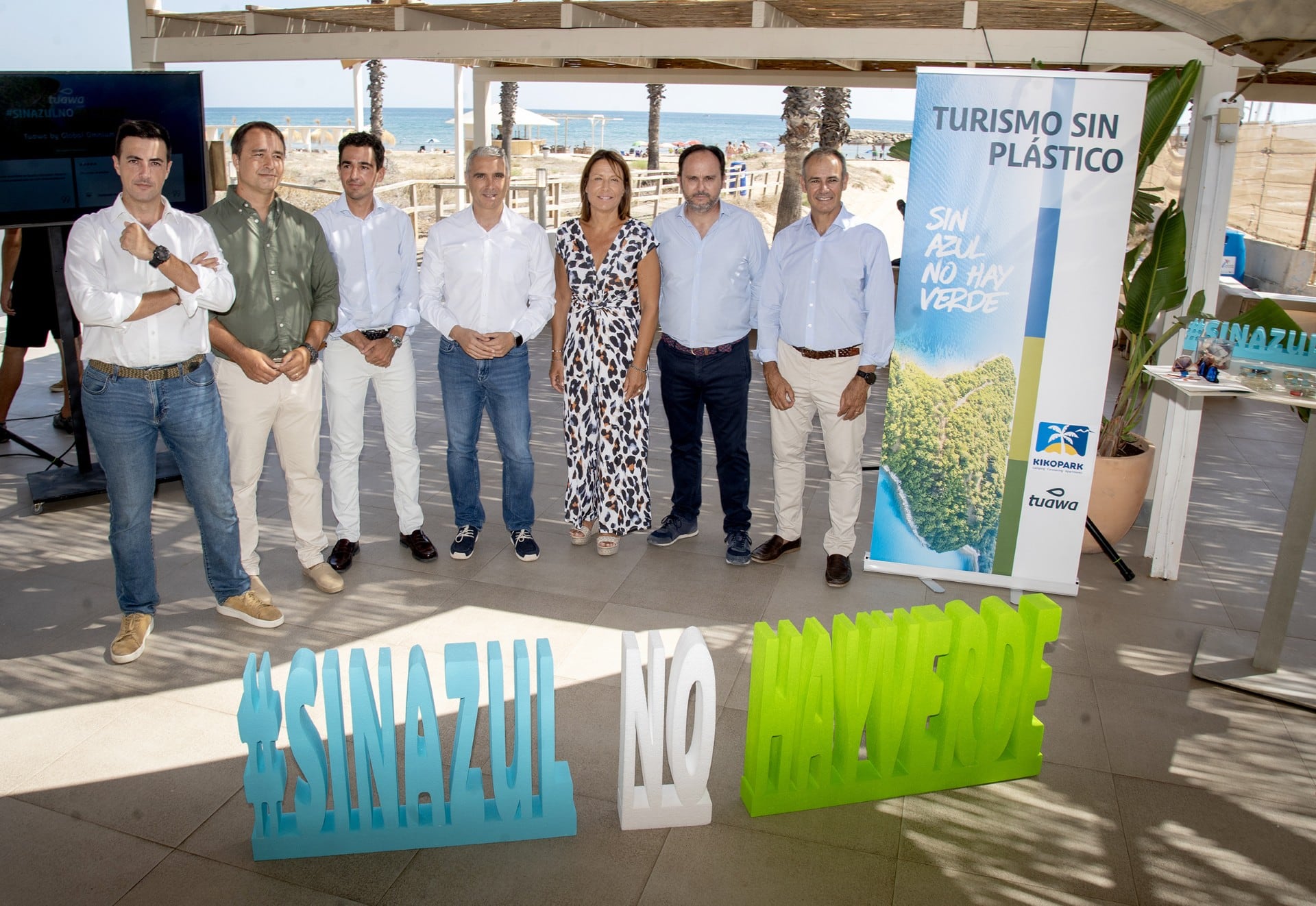 Presentación de la campaña en Oliva. De izda a derecha: Juan Monrabal (Ceo de Tuawa); Salvador Llopis (Concejal de Turismo de Oliva); Pepe Frasquet (Propietario de KikoPark); José Manuel Camarero (Secretario Aut. de Turismo); Yolanda Pastor (Alcaldesa de Oliva); Jorge Blanco (Director general de la Conselleria de Medio Ambiente) y Dionisio García (CEO de Global Omnium).