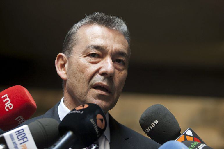 GRA276. SANTA CRUZ DE TENERIFE, 31/10/2014.- El presidente del Gobierno de Canarias, Paulino Rivero, durante las declaraciones que ha realizado hoy a los periodistas en la capitalidad tinerfeña sobre diversos temas de actualidad política. EFE/Ramón de la Rocha