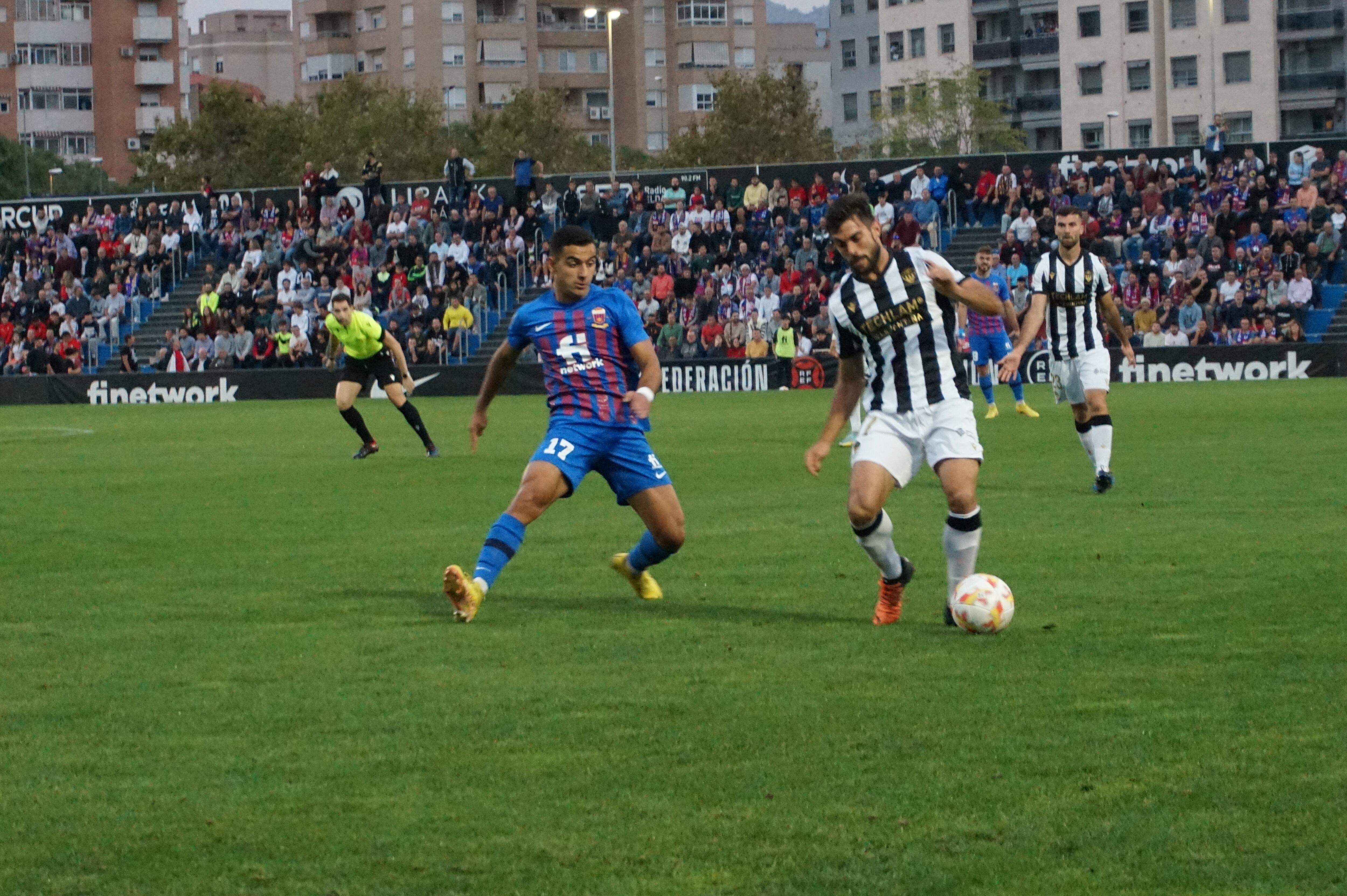 Gran partido y reparto de puntos justo entre Eldense y Castellón