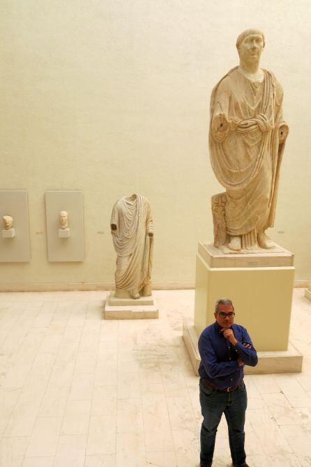 El director del Museo de Cádiz posa en la sala romana