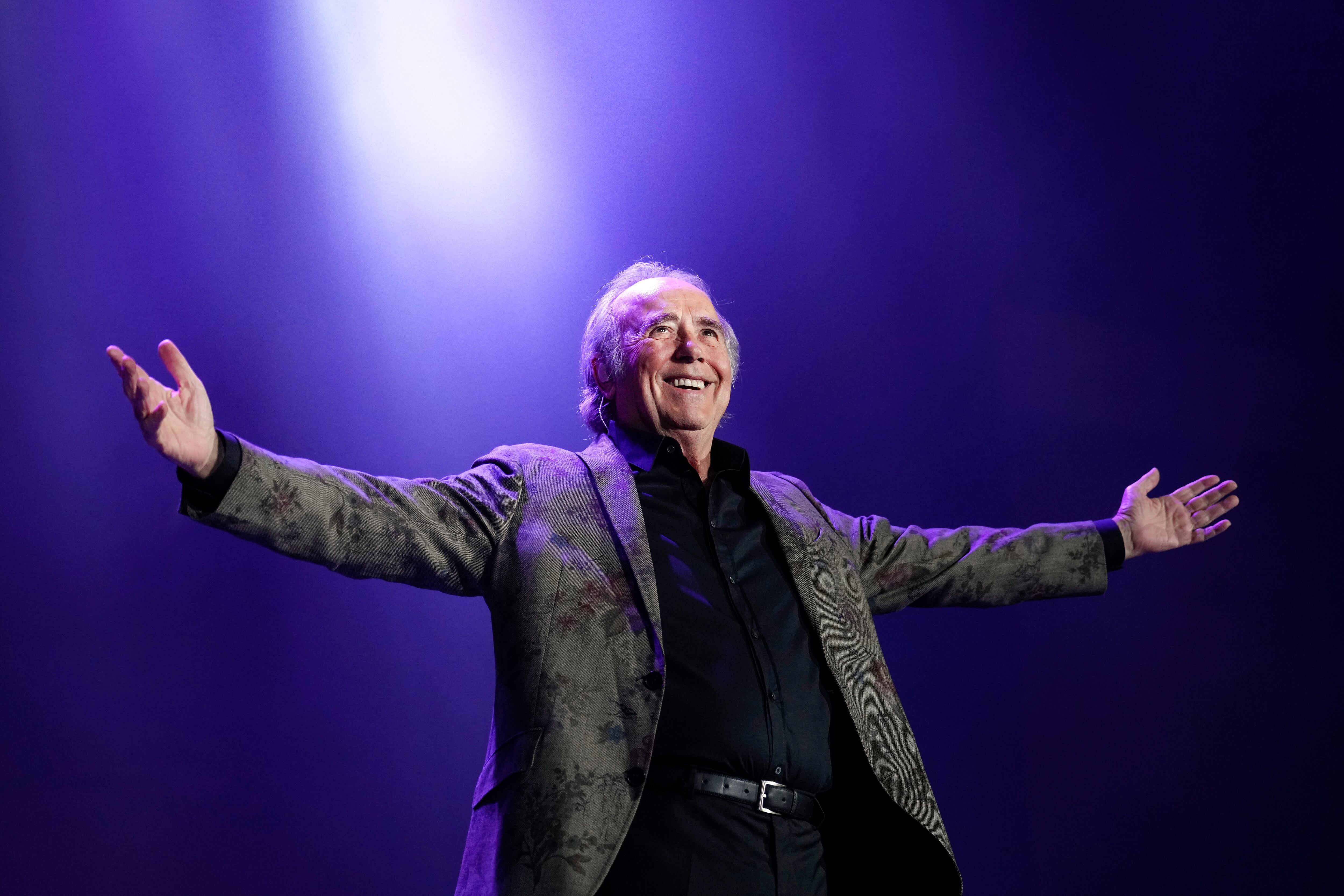 BARCELONA, 20/12/2022.- El cantante Joan Manuel Serrat cierra su gira de despedida en su ciudad natal, Barcelona, con tres conciertos que empiezan hoy en el Palau Sant Jordi y que serán los últimos de una larga carrera de casi 60 años, llena de éxito. EFE/ Enric Fontcuberta