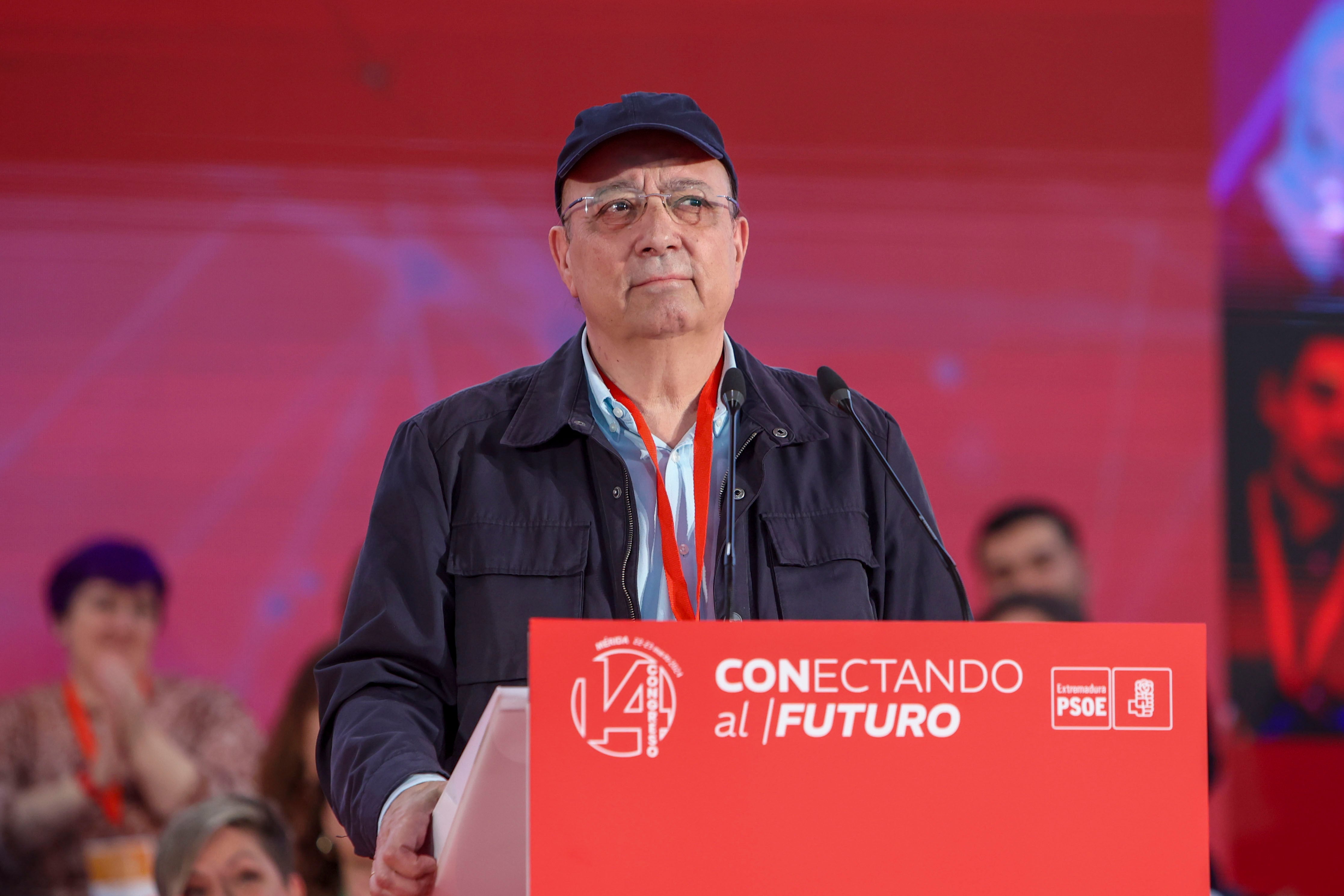 El expresidente de la Junta de Extremadura Guillermo Fernández toma la palabra en la inauguración del congreso que elegirá al presidente de la Diputación de Badajoz, Miguel Angel Gallardo, como nuevo secretario general del partido, este sábado en Mérida (Badajoz).