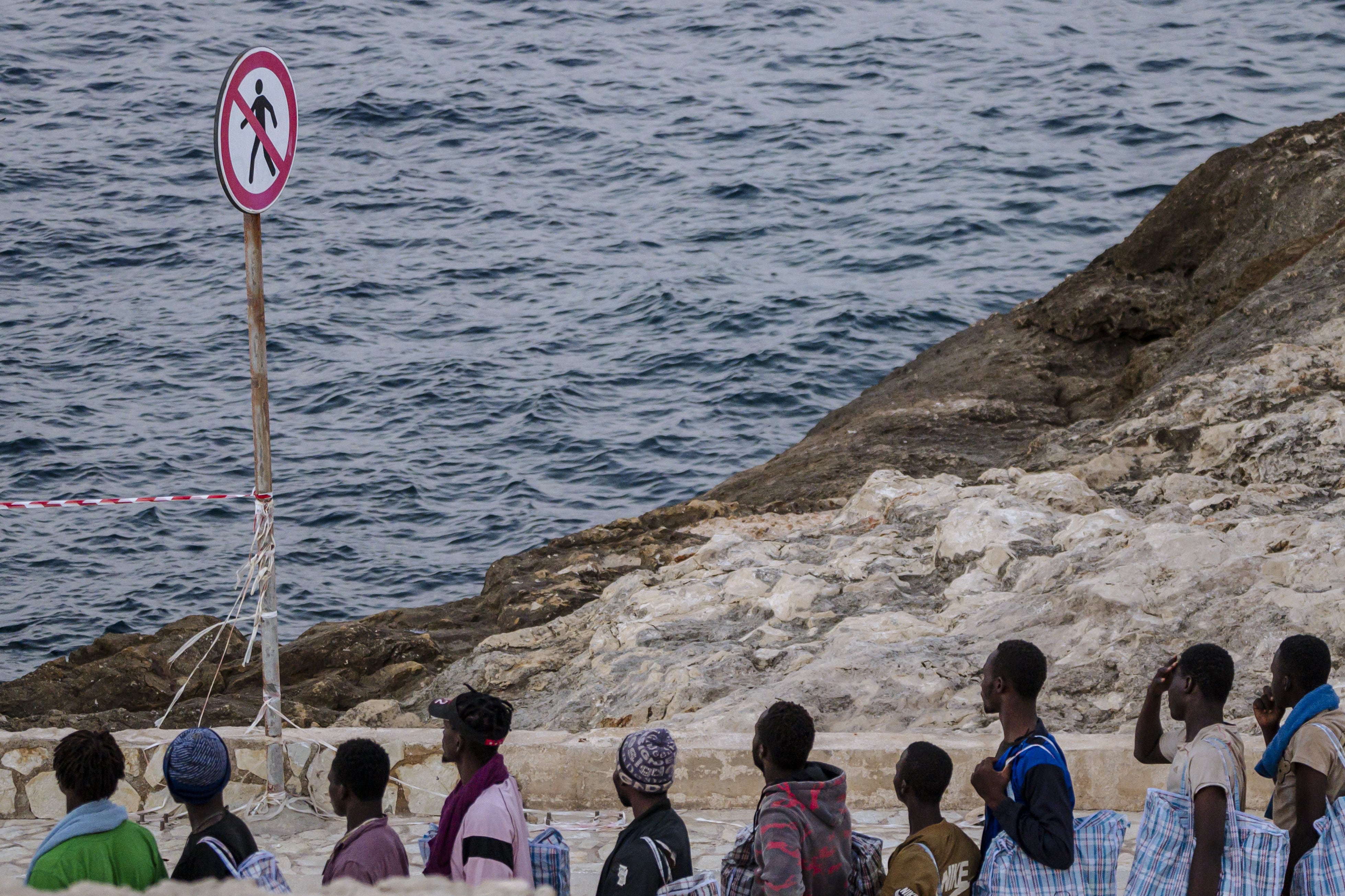 Inmigrantes esperando a ser trasladados desde Lampedusa hacia otros territorios de Italia