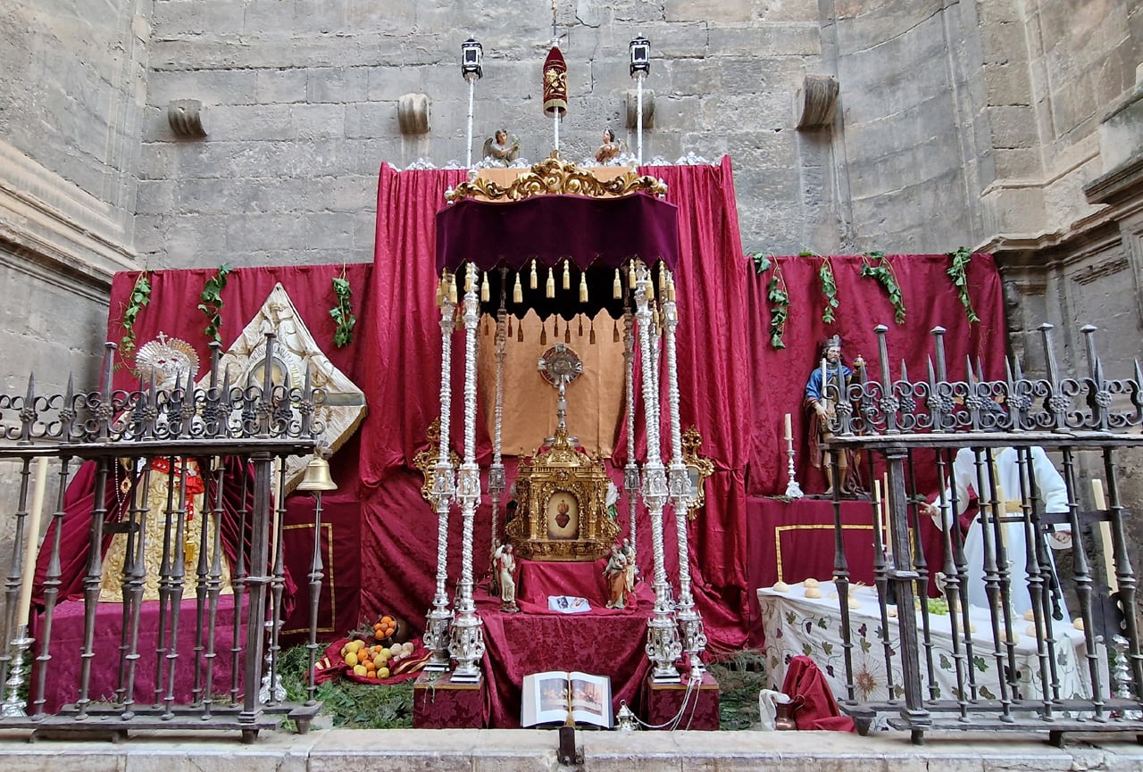 Altar ganador del concurso municipal del día del Corpus de 2022 en Granada montado en la calle Pie de la Torre por la hermandad de Los Estudiantes