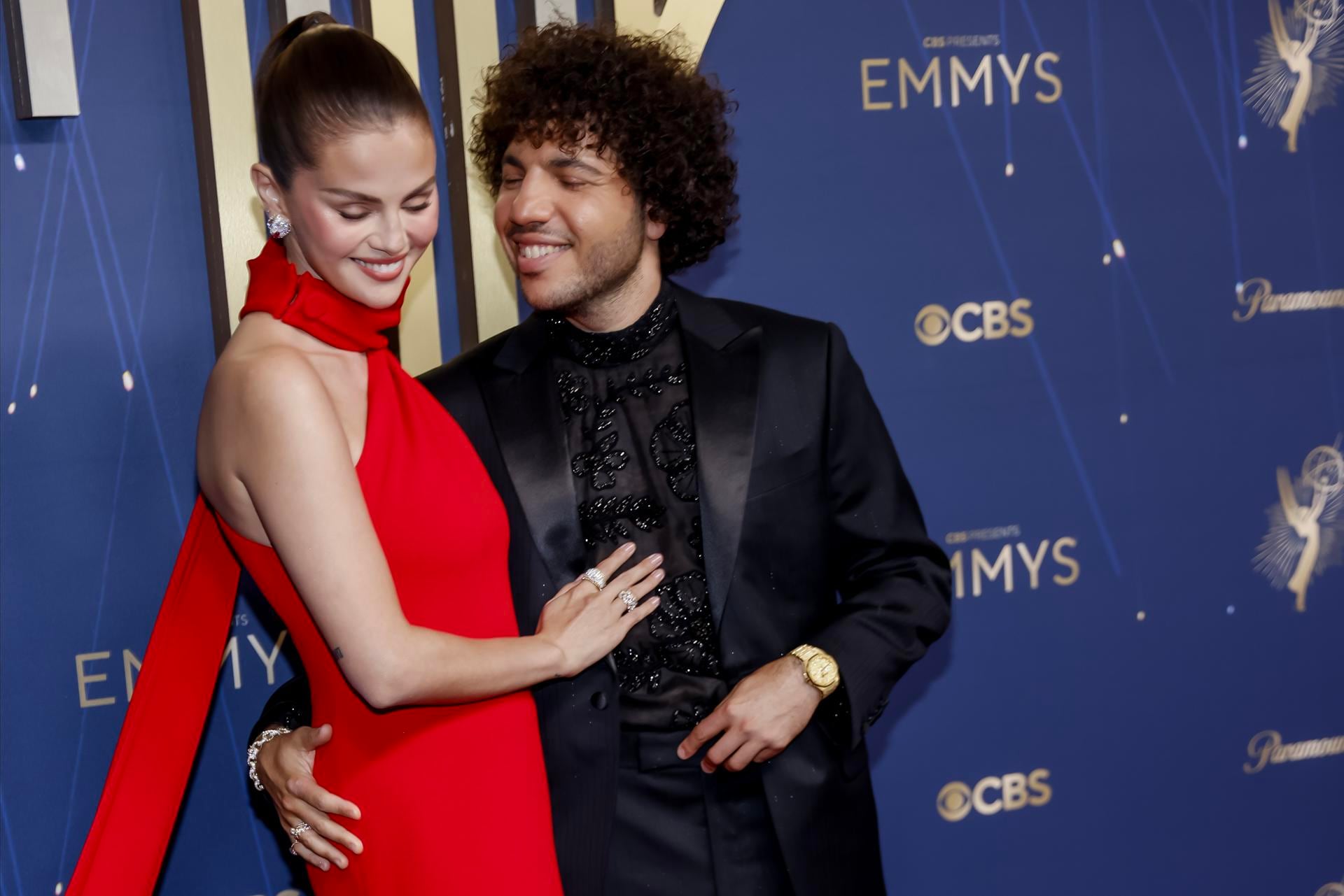 La actriz y cantante Selena Gómez junto con el productor Benny Blanco en la 77 ceremonia de los Premios Emmy, en Los Ángeles, el 14 de Septiembre de 2025.
