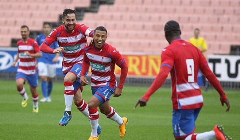 Machis, en el centro de la imagen, celebra un gol con el filial del conjunto andaluz