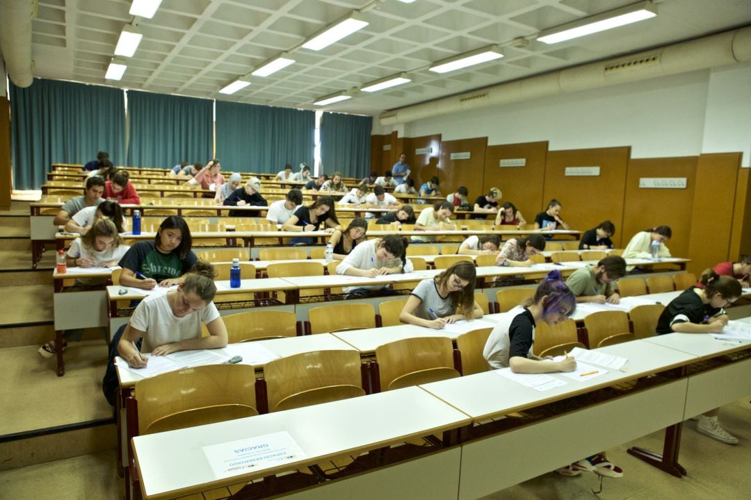 Imagen de archivo de alumnos realizando las pruebas en 2019 en la Universidad de Alicante.