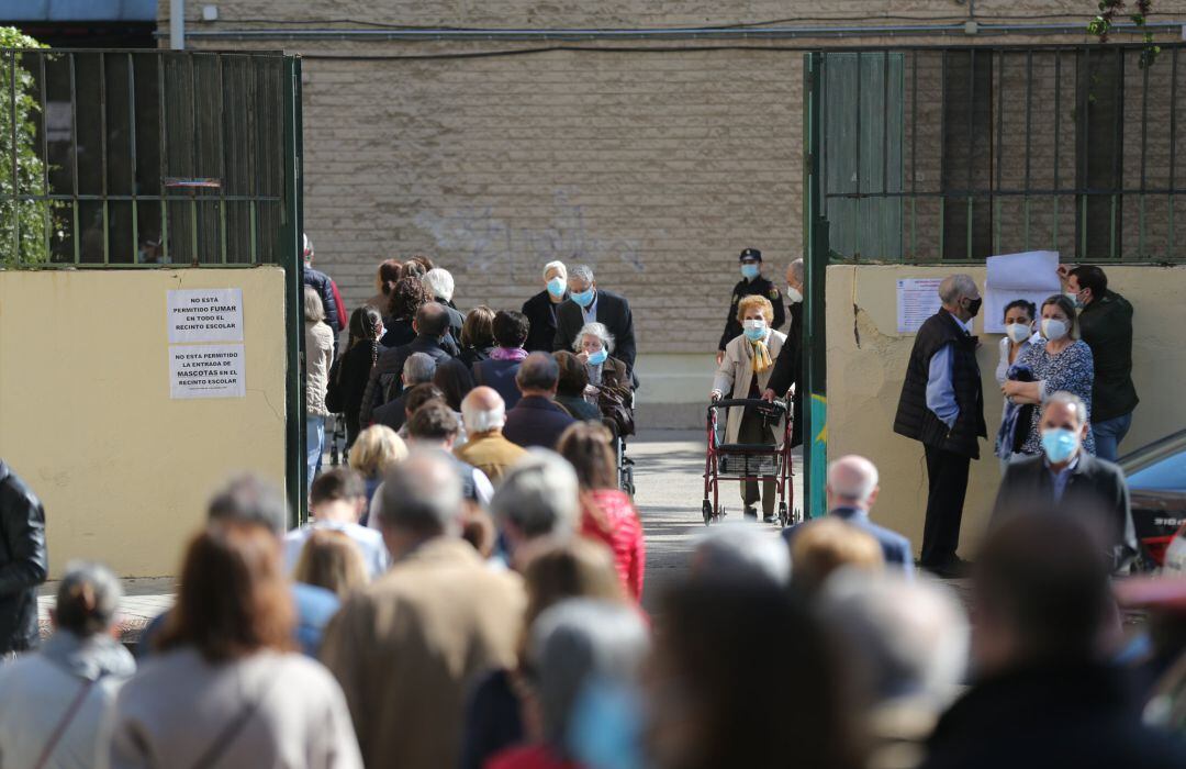 Decenas de personas hacen cola para votar en el Colegio Joaquín Turina de Arturo Soria, a 4 de mayo de 2021, en Madrid (España).