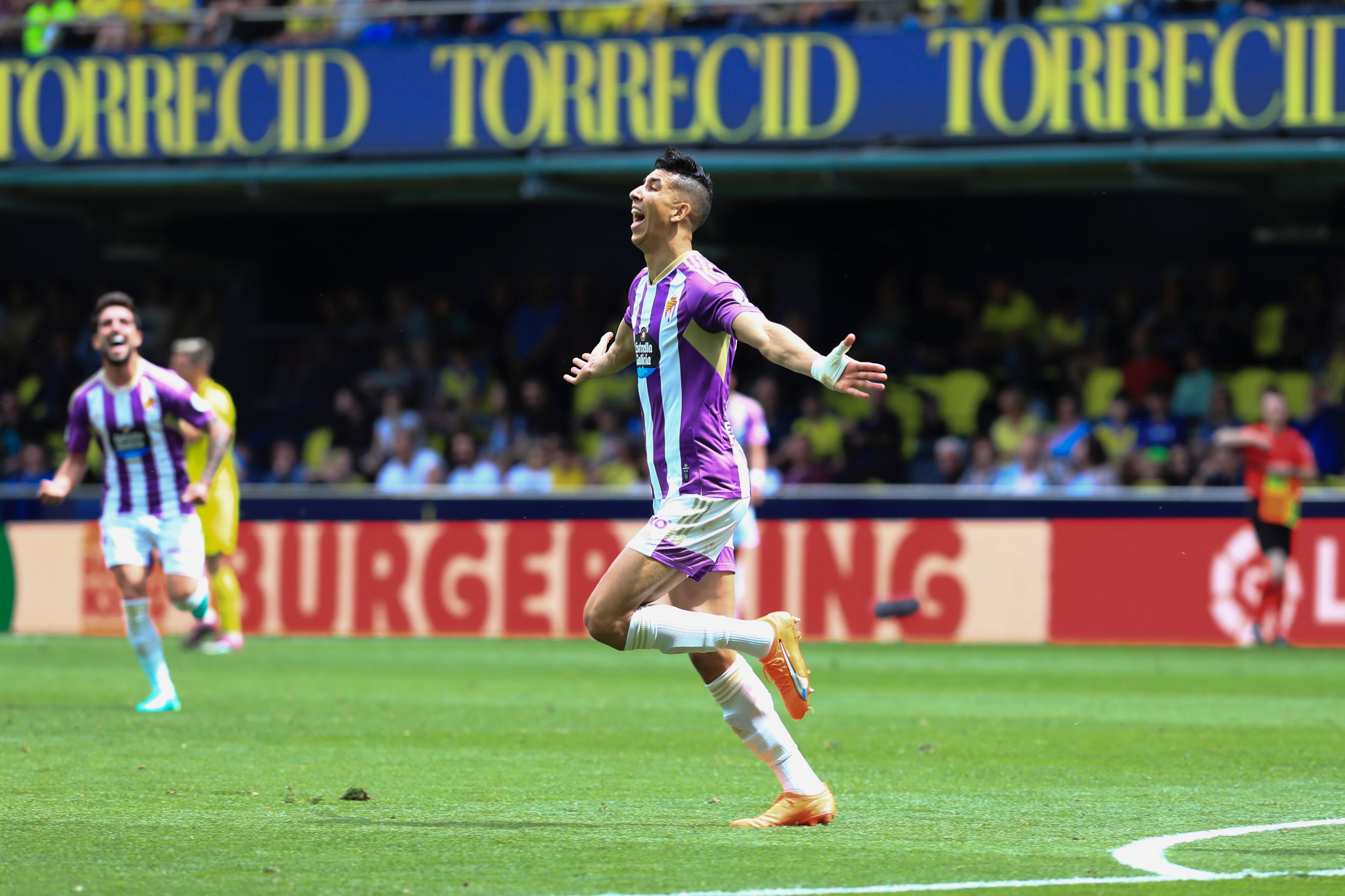 VILLARREAL (CASTELLÓN), 15/04/2023.- El defensa marroquí del Real Valladolid Jawad El Yamiq celebra el gol marcado al Villarreal, segundo para el equipo, durante el partido de la jornada 29 de Liga de Primera División disputado este sábado en el estadio de La Cerámica, en Villarreal (Castellón). EFE/Domenech Castelló
