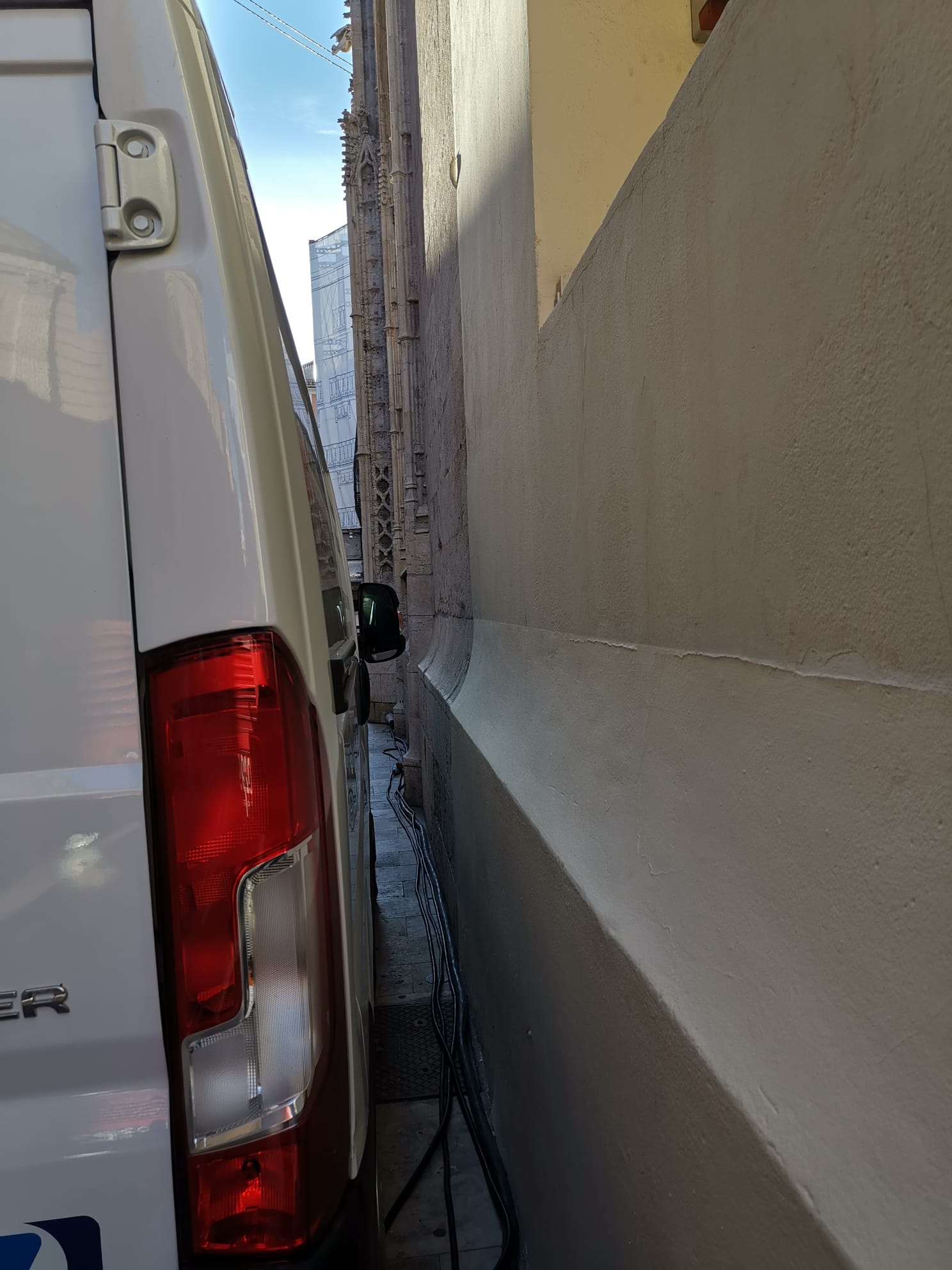 Coches aparcados a pocos centimetros de la Lonja de València, que es Patrimonio de la Humanidad.