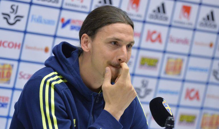 Zlatan Ibrahimovic ofrece una rueda de prensa tras el entrenamiento de la selección sueca en el Friends Arena en Estocolmo 