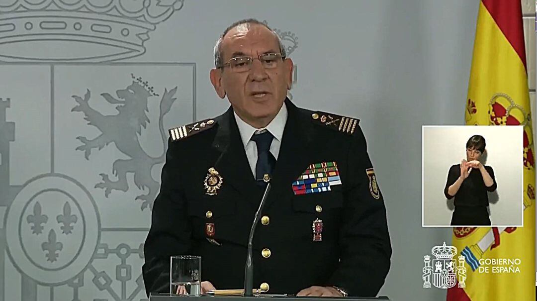 Captura de la señal de video institucional del Palacio de La Moncloa, del director operativo adjunto de la Policía Nacional, José Ángel González , durante la rueda de prensa que ha ofrecido este sábado. 