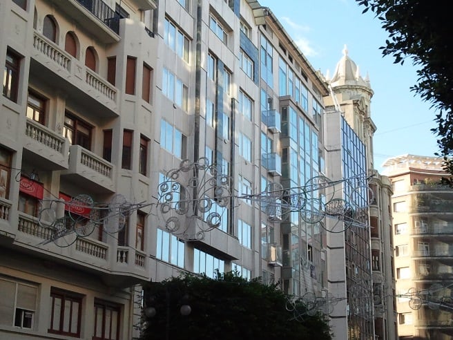 Detalle de los adornos navideños colocados este año en la calle Colón