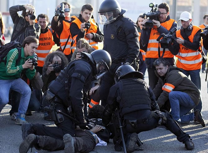 Los Mossos d&#039;Esquadra han detenido al menos a una persona frente a la entrada del Congreso Mundial de Móviles (MWC, en sus siglas en inglés), cuando varios participantes en la manifestación de universitarios celebrada hoy en Barcelona arrojaban piedras contra el cordón policial que protege los accesos al congreso