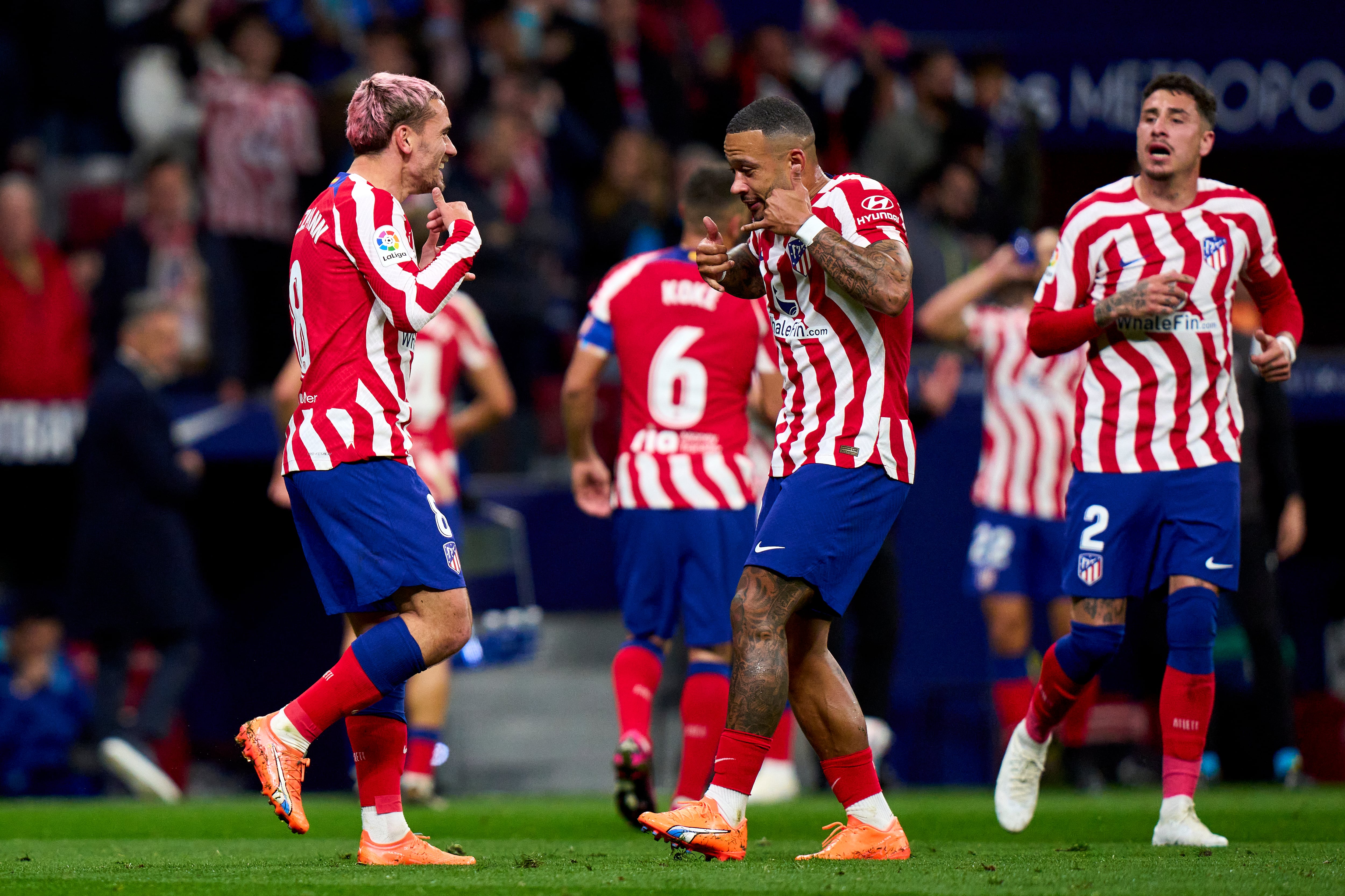 Antoine Griezmann y Memphis Depay celebran el tanto del francés en el Atlético de Madrid - Valenci CF