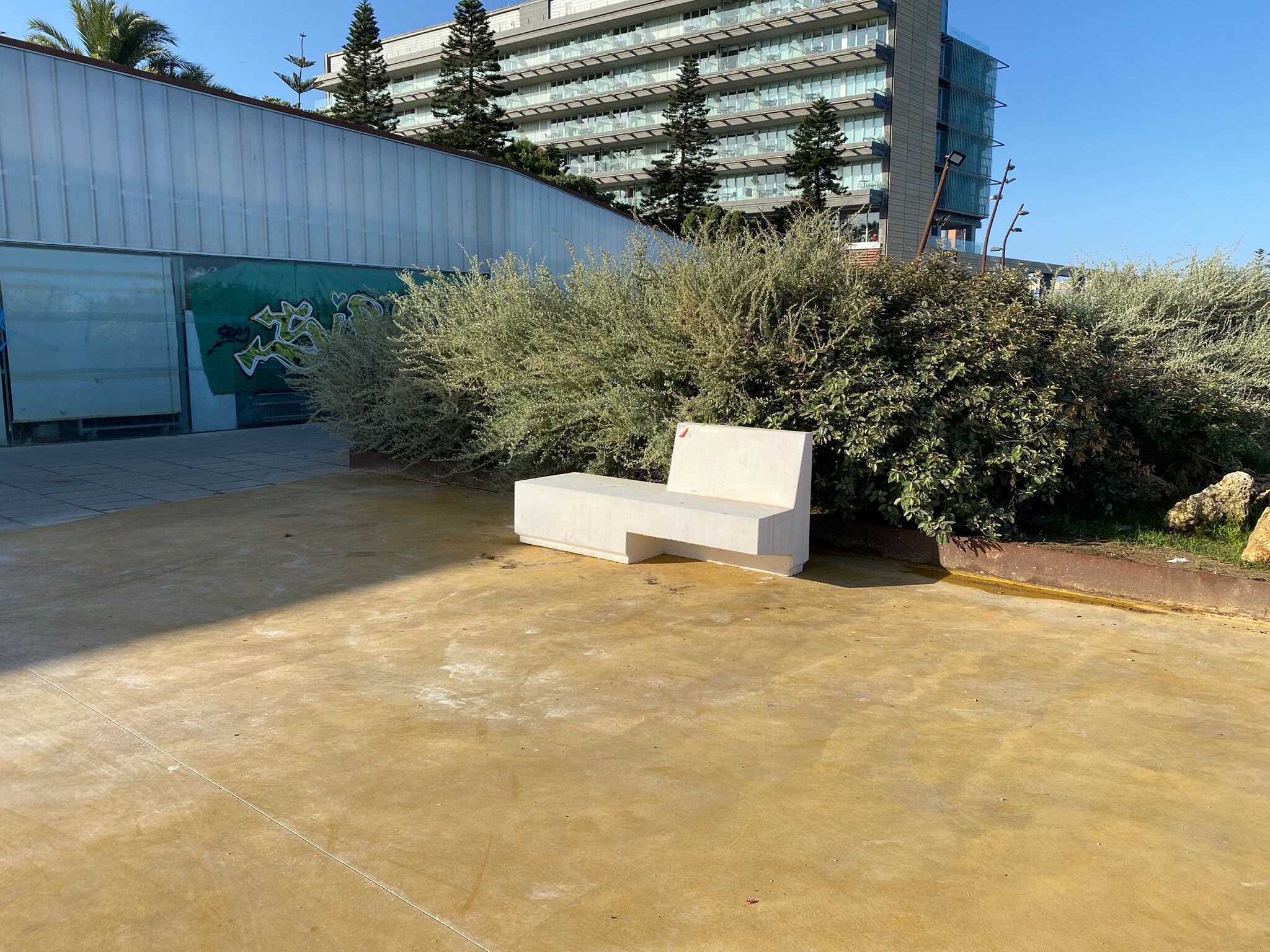 Nuevos bancos en el paseo de Santa Bárbara.