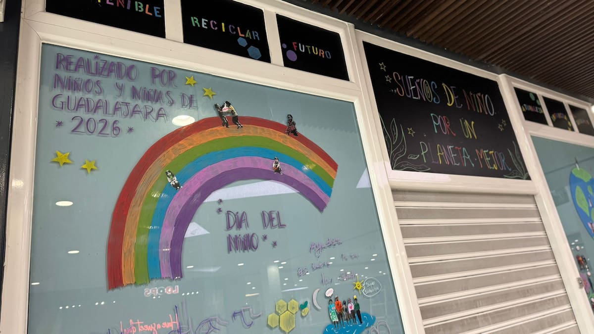 Los niños y niñas de Guadalajara pintan sus mejores deseos en "su día" a tamaño escaparate