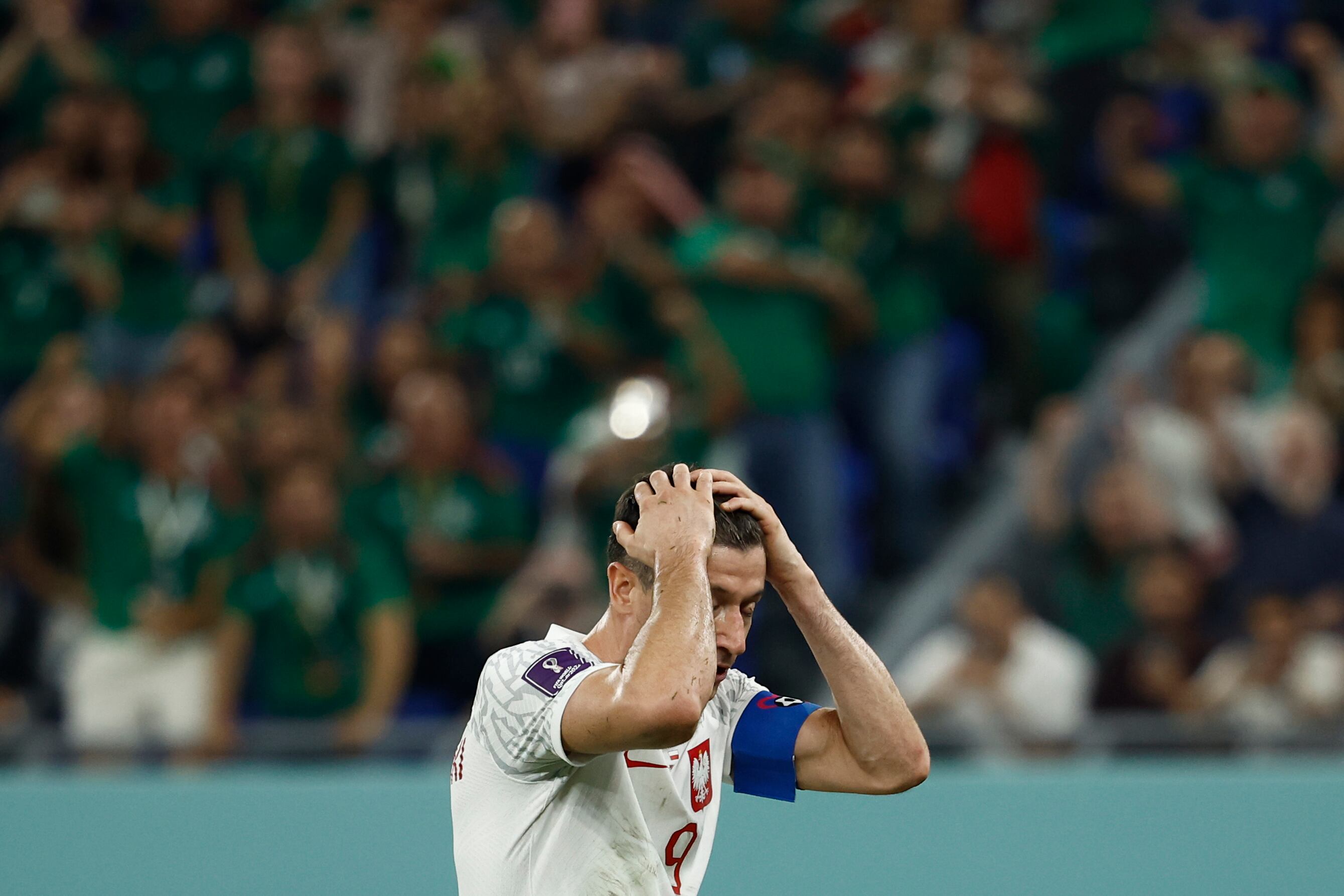 Robert Lewandowski de Polonia se lamenta al fallar un penalti ante México