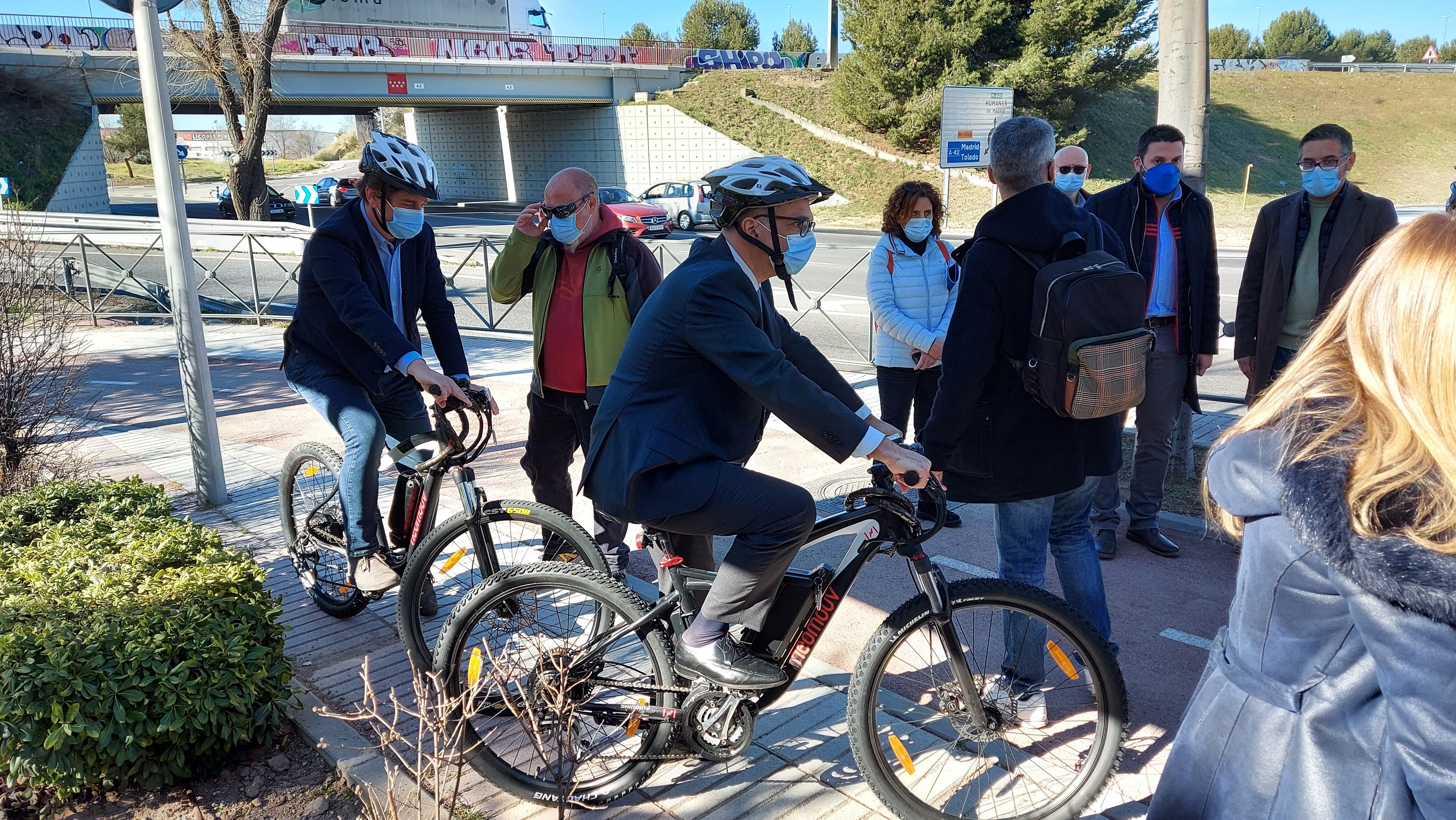 Carlos Izquierdo y Javier Ayala probando la ampliación del carril bici de Fuenlabrada