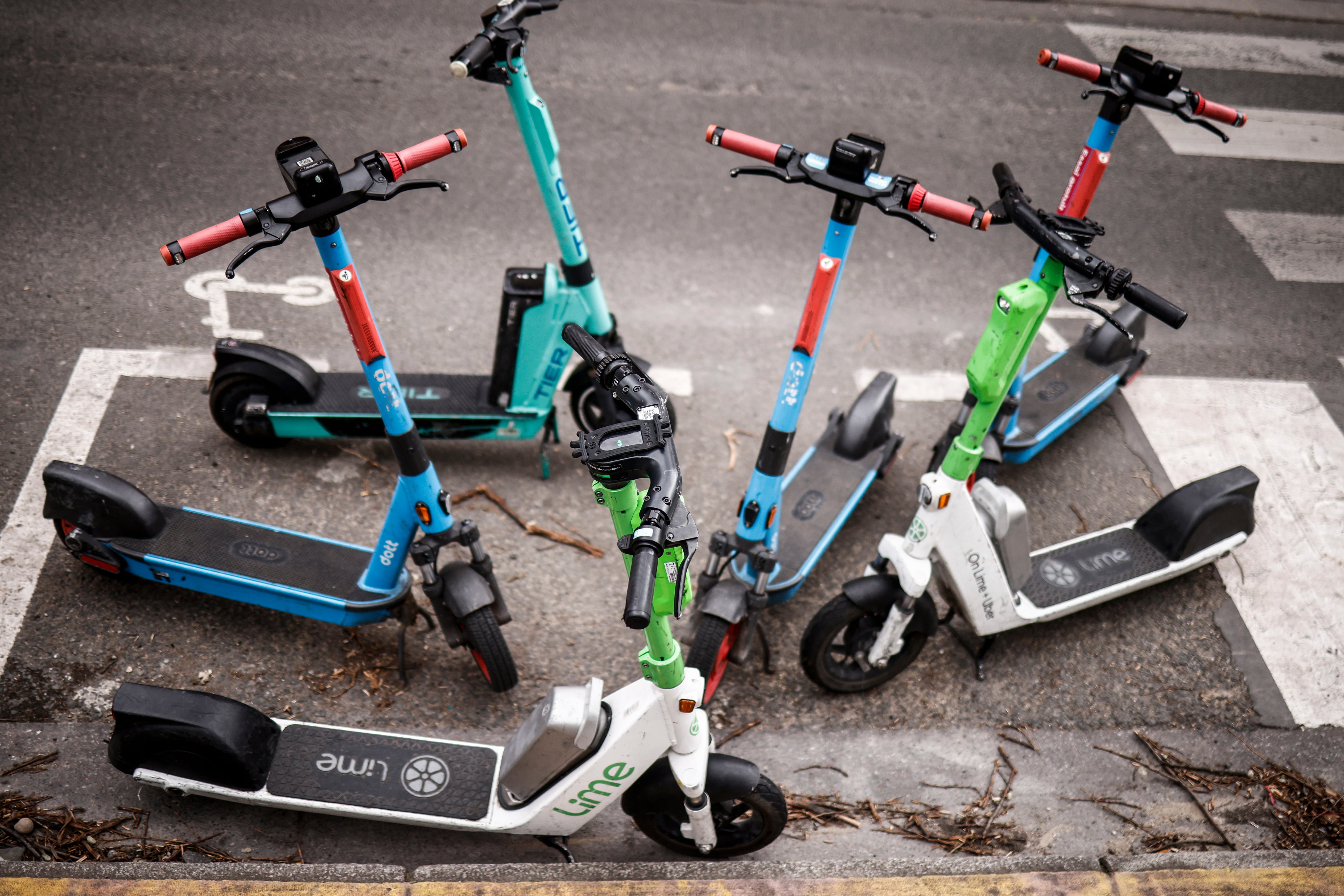 Los parisinos votan contra los patinetes eléctricos de alquiler.