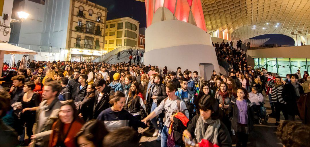 Concentración de ciudadanos para protestar por la entrada de VOX al parlamento andaluz en la zona conocida como 'Las Setas' de Sevilla capital