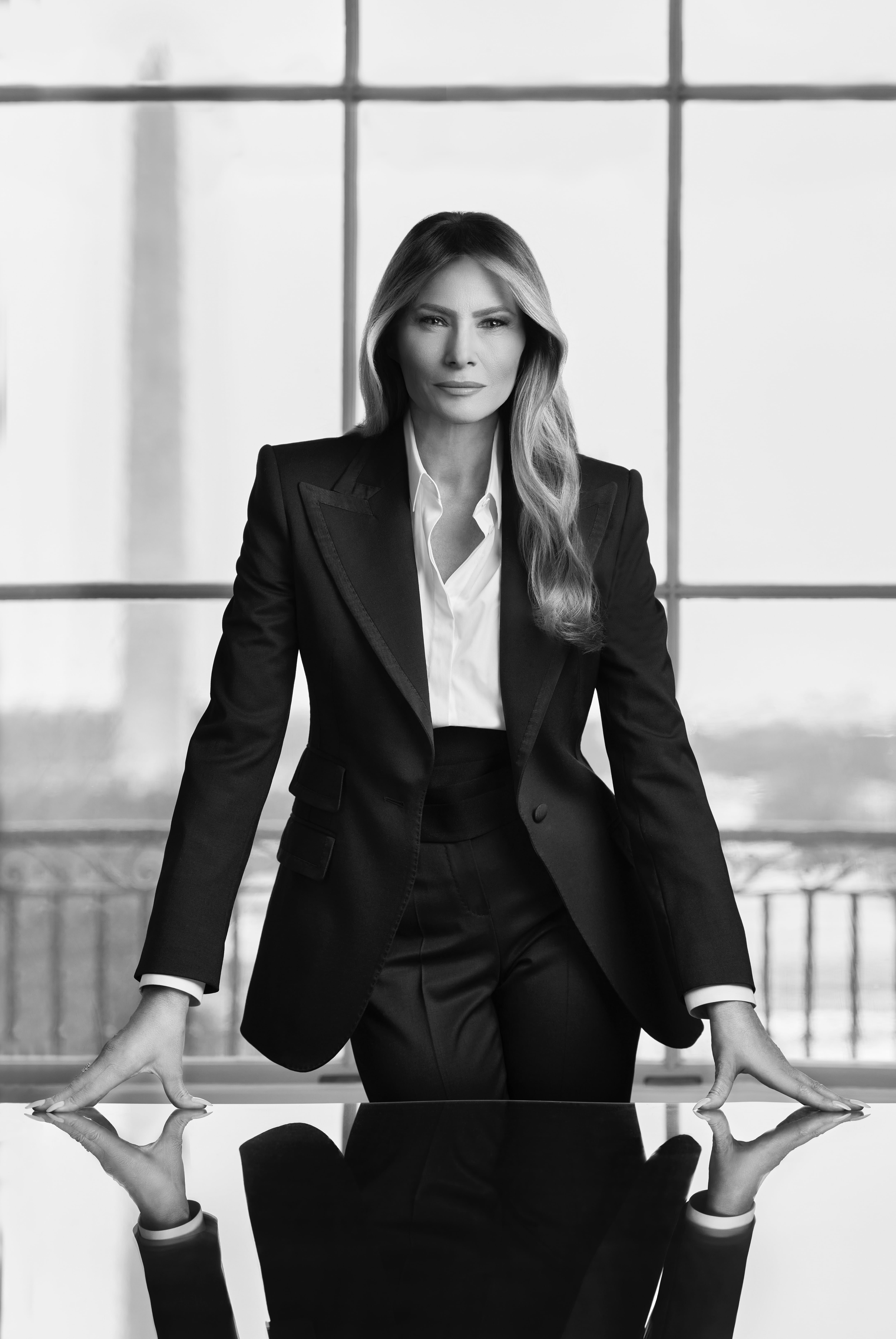 Fotografía cedida por la Casa Blanca donde se muestra el retrato oficial de la primera dama estadounidense, Melania Trump