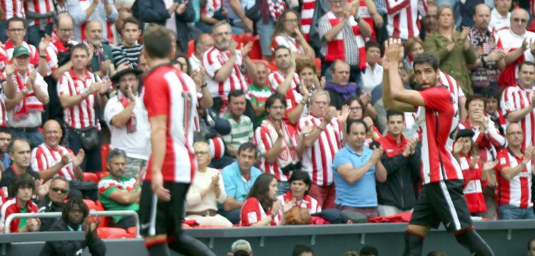 GRA142. BILBAO, 13/09/2015.- El nuevo jugador del Athletic de Bilbao, Raúl García (d) agradece el aplauso del público bilbaino al debutar con el equipo bilbaino en San Mamés y marcar un gol al Getafe, en partido liga correspondiente a la tercera jornada disputado en San Mamés con el resultado de 3-1. EFE/Luis Tejido
