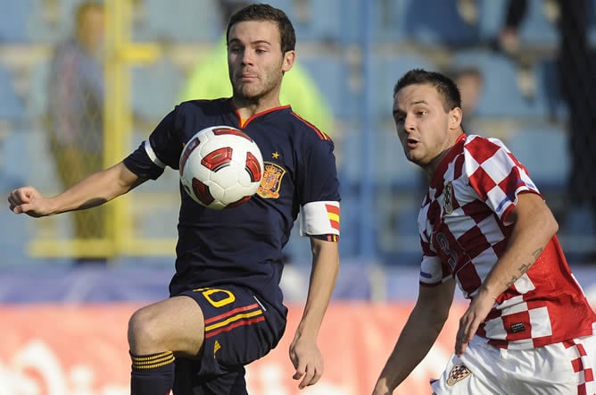 El jugador de la selección española Juan Manuel Mata pelea un balón con Goran Jozinovic, de Croacia, durante el partido de vuelta de la eliminatoria final para la Eurocopa sub-21 que se ha disputado en la ciudad de Varadzin.