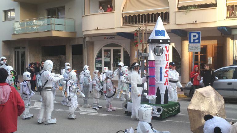 Una de las comparsas que han participado en la rúa de Santa Eulària