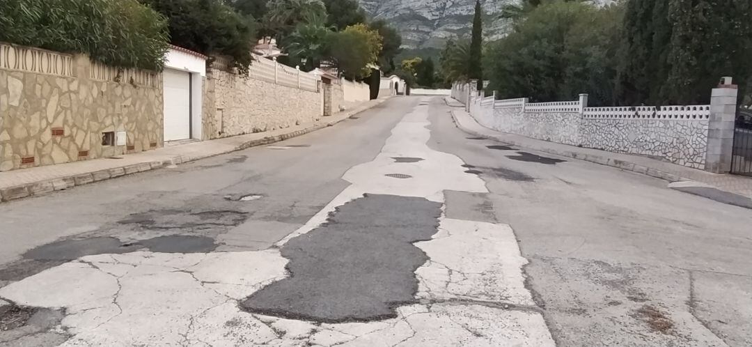 Estado que presenta el firme, de un tramo del Camí  Vell Alt Dénia-Xàbia.