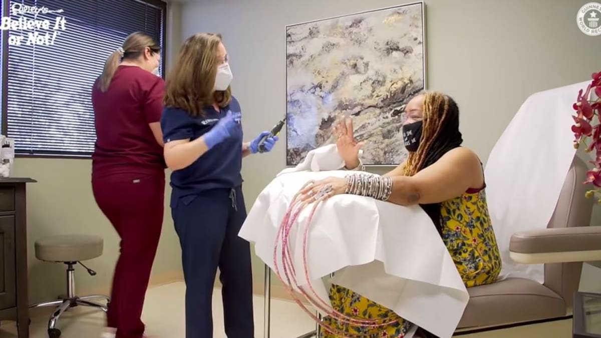 La mujer con el Récord Guinness de las uñas más largas del mundo decide cortárselas y lo muestra en este vídeo