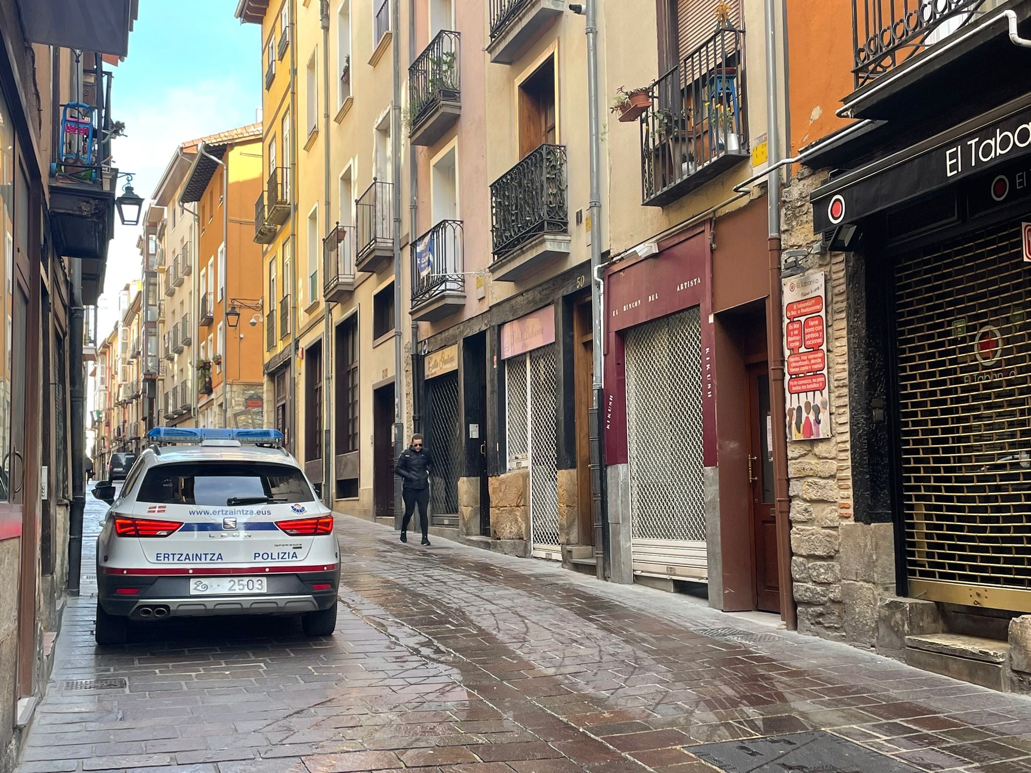 Una patrulla de la Ertzaintza permanece en el lugar de los hechos