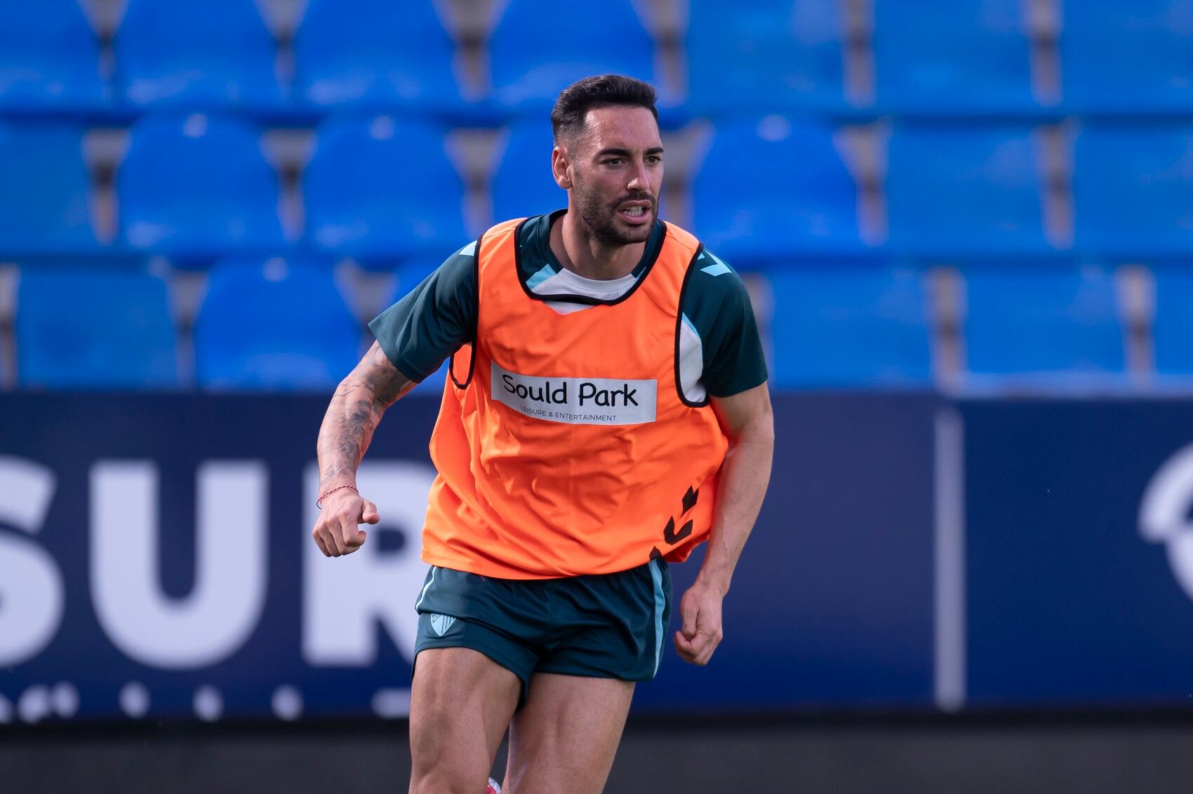 Víctor García entrenando en el Estadio de La Rosaleda