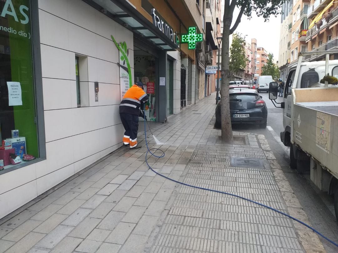 Trabajador de la UTE adjudicataria del servicio de limpieza