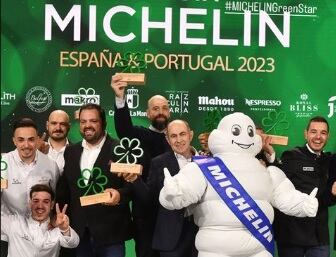 El chef de Ambivium, Cristóbal Muñoz (i), recoge el premio Estrella Verde Michelin junto al resto de galardonados