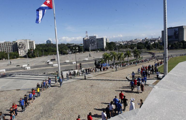 Cientos de cubanos participan en las honras fúnebres del líder cubano Fidel Castro hoy, lunes 28 de noviembre de 2016, en La Habana 