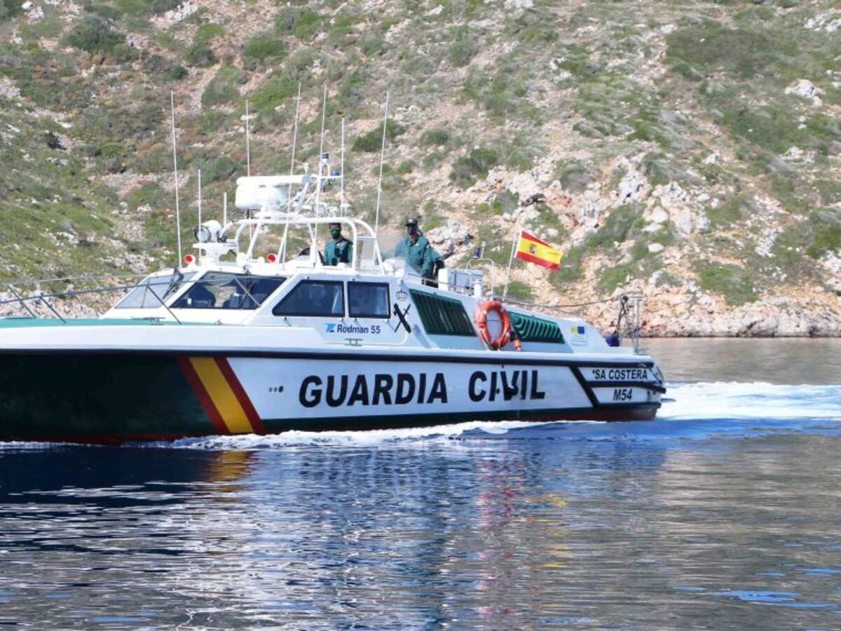 Un velero con siete personas a bordo encalla en aguas de Ibiza