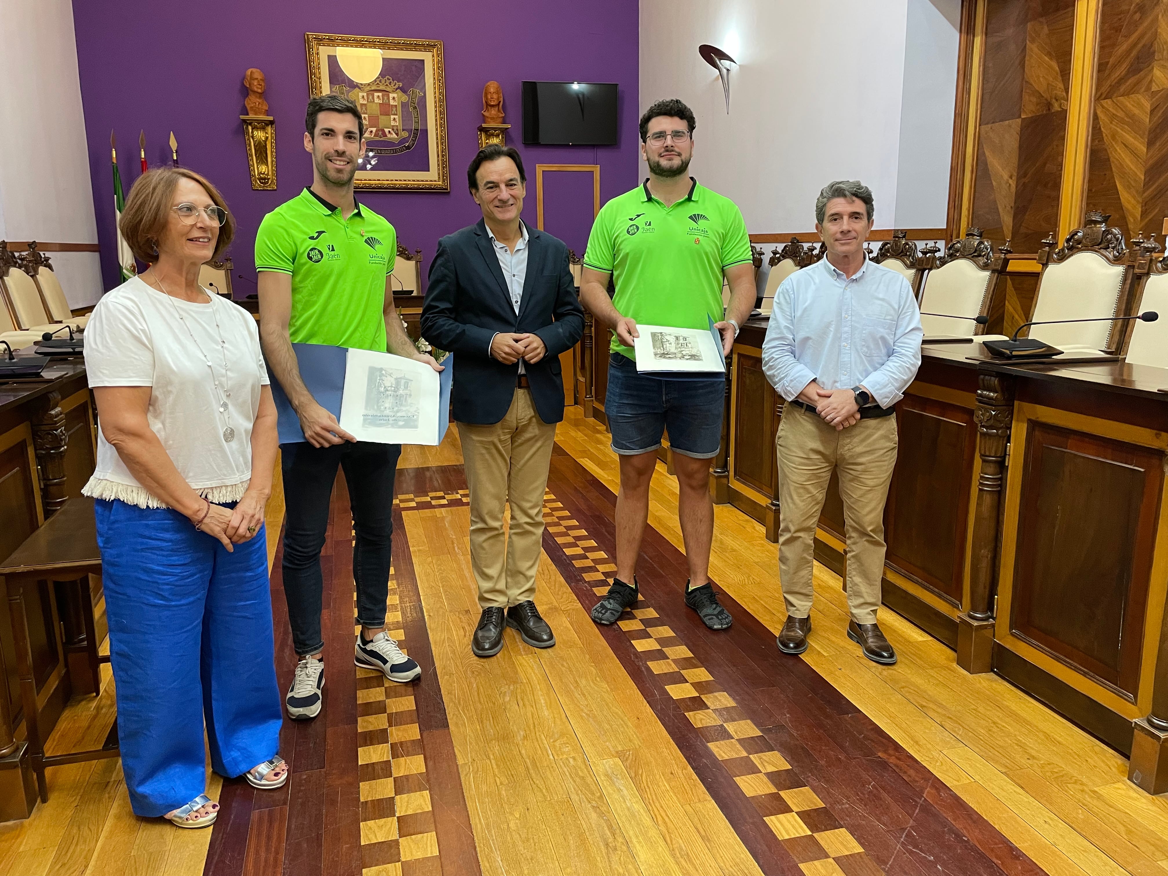 Encarna Vallejo, presidenta del club Unicaja junto a los galardonados. El Alcalde de la ciudad y el Concejal de deportes hicieron entrega de varios regalos a los campeones