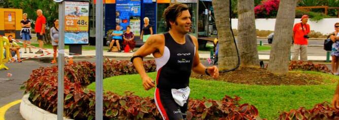 Víctor Martín Teni corriendo en Playa de Las Américas