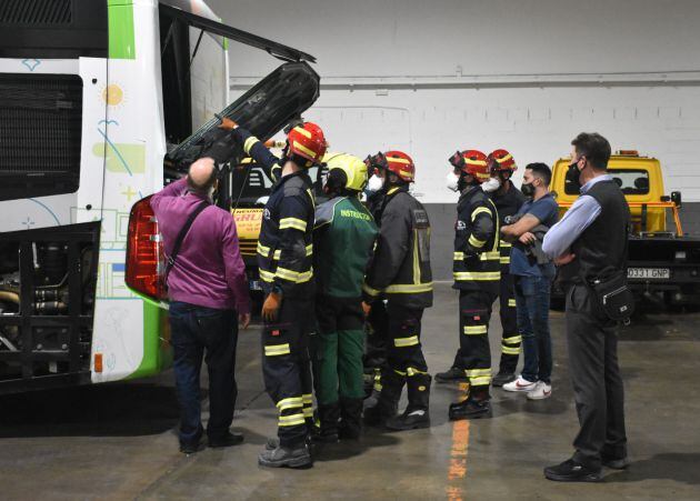 Bomberos y personal de Aucorsa siguiendoe las indicaciones para intervenir en los autobuses de gas comprimido ante un posible accidente o emergencia