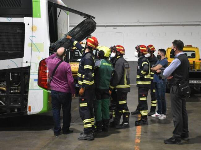 Bomberos y personal de Aucorsa siguiendoe las indicaciones para intervenir en los autobuses de gas comprimido ante un posible accidente o emergencia