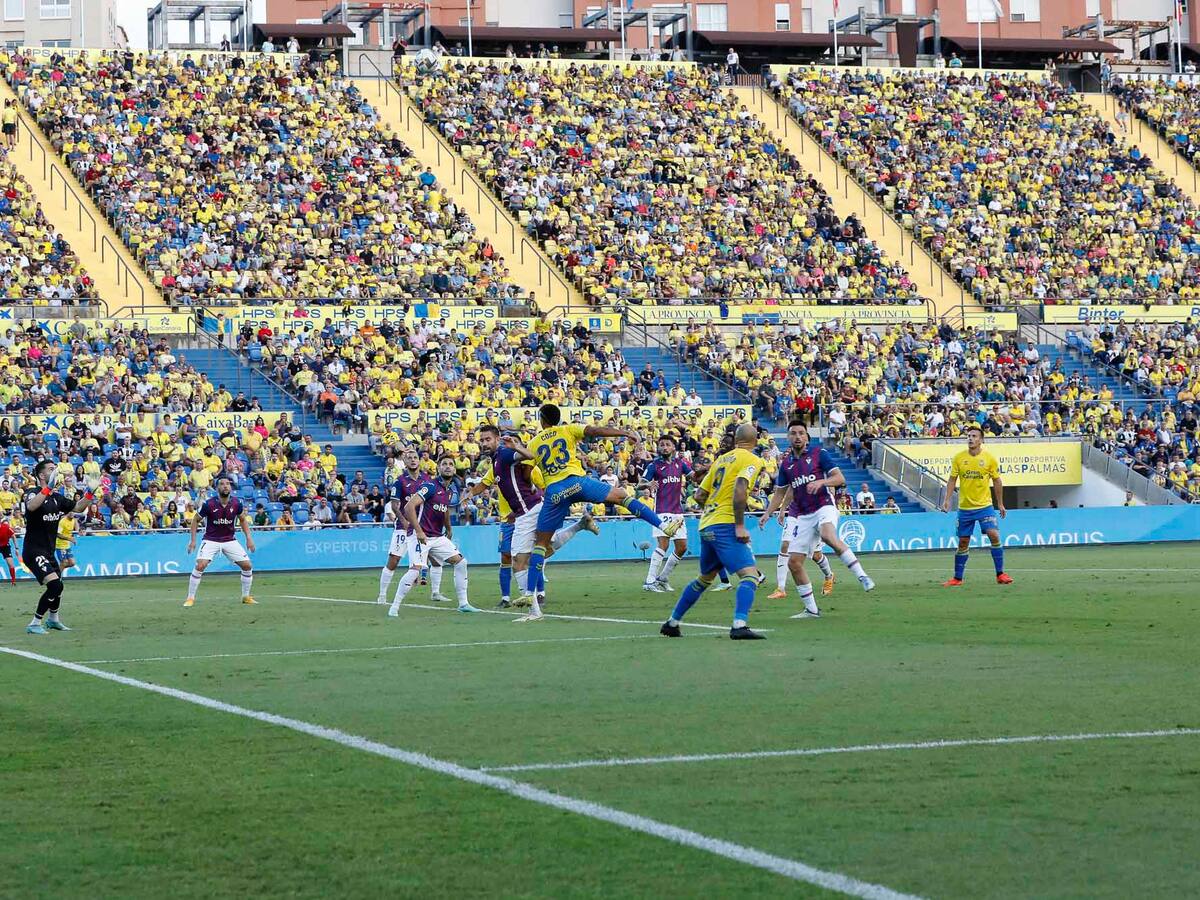 La UD Las Palmas acosa, pero no derriba la portería del Éibar (1-1)
