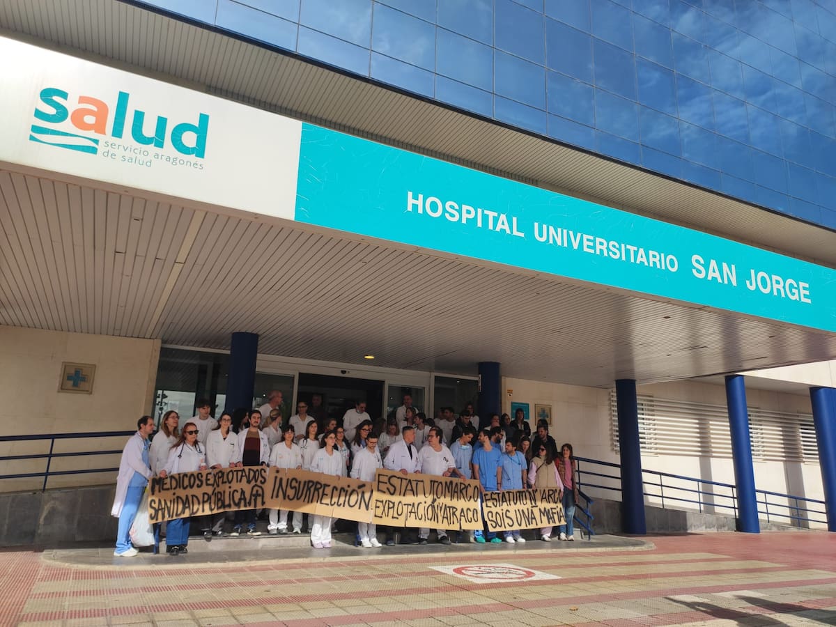 Concentración a las puertas del hospital San Jorge de Huesca para respaldar la huelga de médicos: "Estamos al límite"
