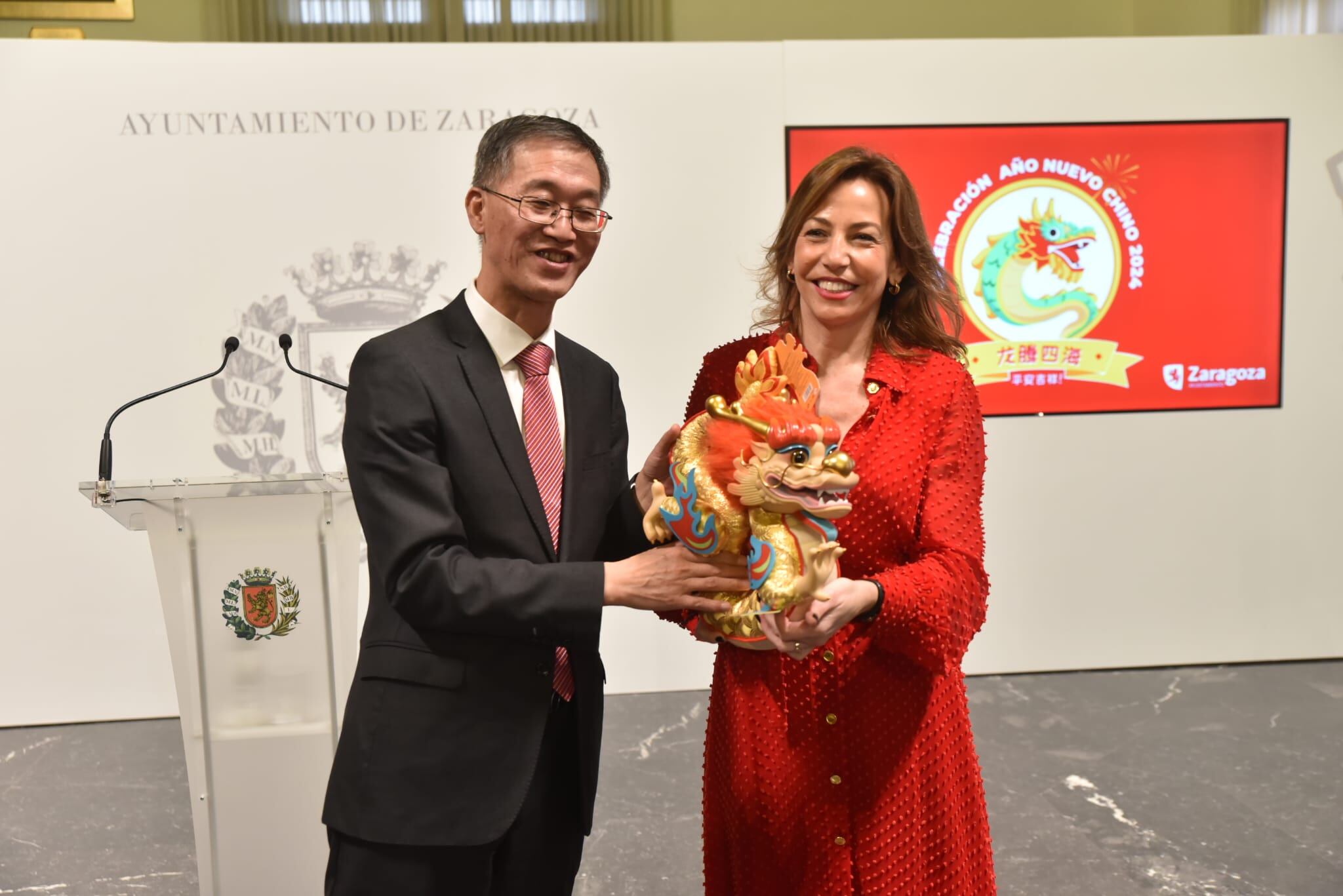 Visita del embajador de China en España al Ayuntamiento de Zaragoza