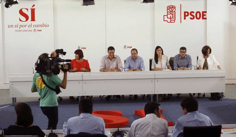 El secretario general del PSOE, Pedro Sánchez (2i), el secretario de Organización y Acción Electoral, César Luena (c), la presidenta de la formación, Micaela Navarro (i), la secretaria de Igualdad, Carmen Montón (2d), el secretario de Acción Política y Ci