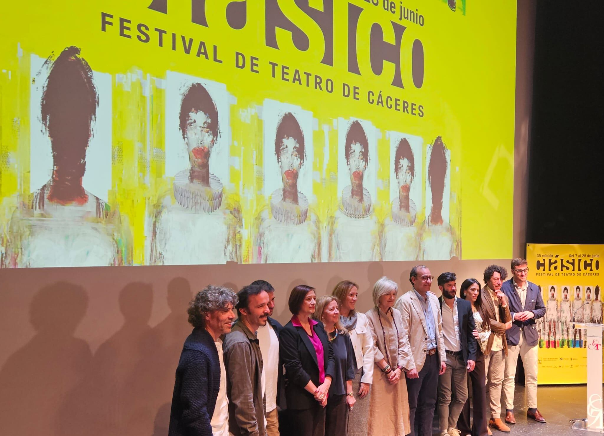 Presentación del 35º Festival de Teatro Clásico de Cáceres, con autoridades y artistas posando junto al cartel de esta edición.