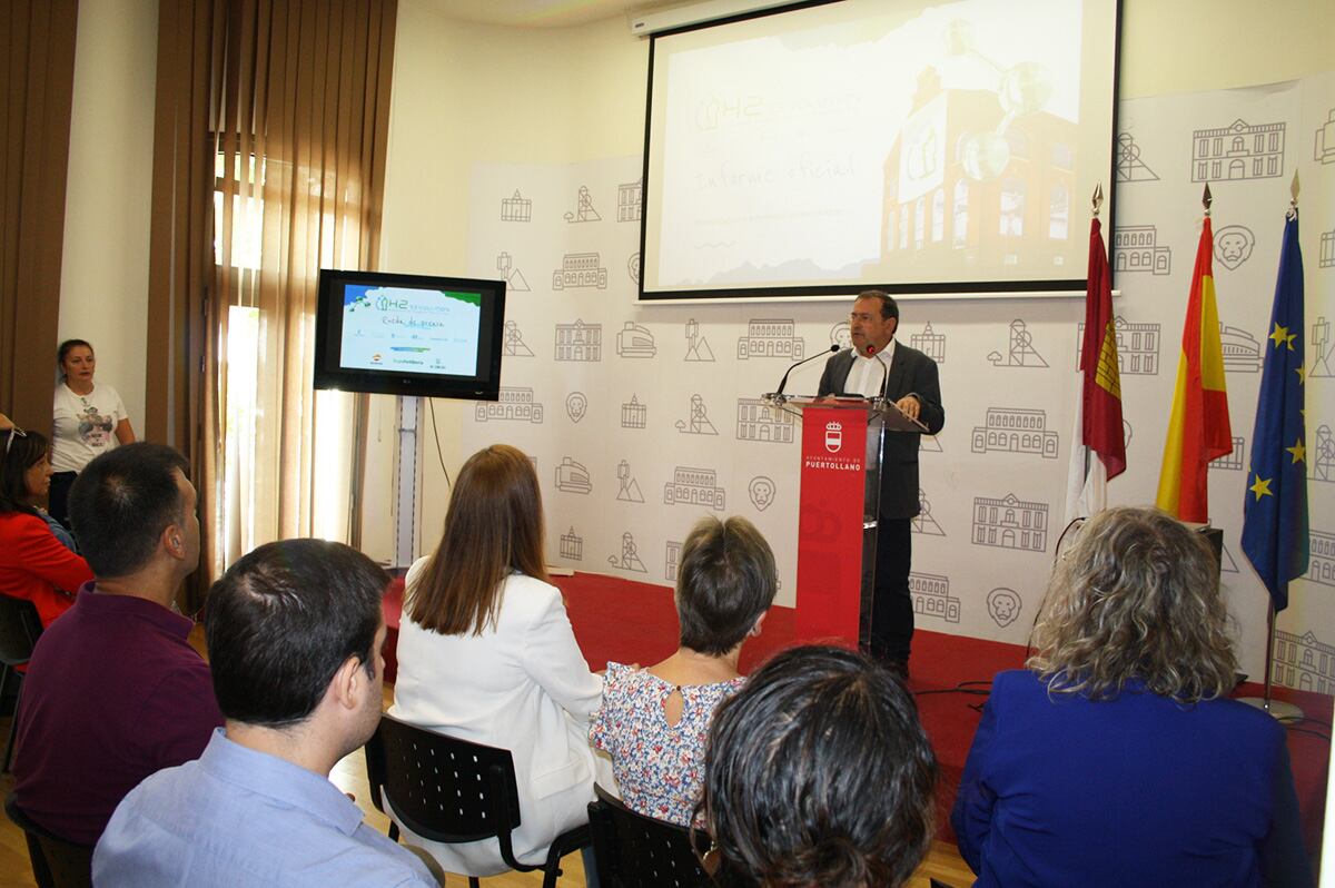 Adolfo Muñiz presentando el &quot;H2 Revolution&quot; en Puertollano