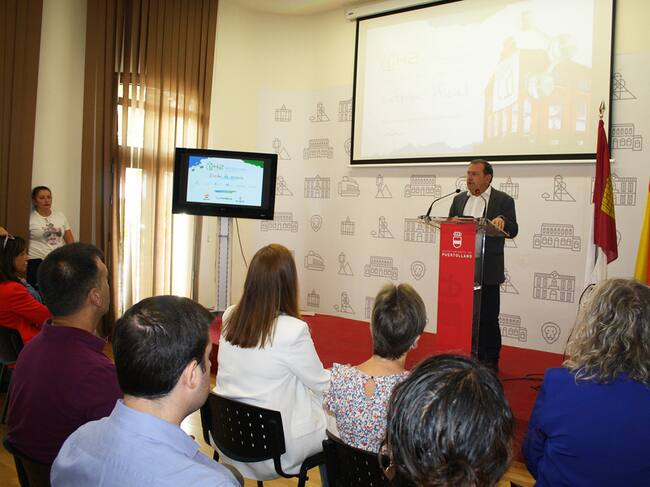 Adolfo Muñiz presentando el "H2 Revolution" en Puertollano