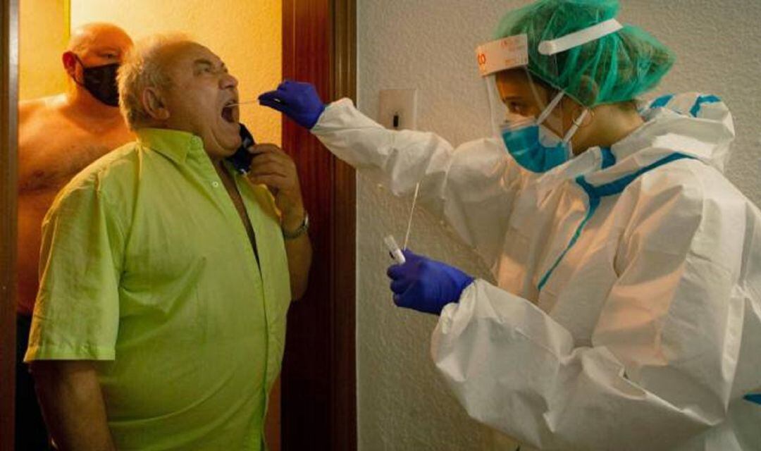 Un sanitario realiza pruebas PCR