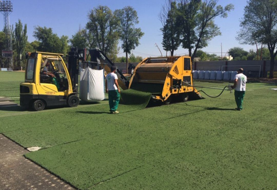 Operarios instalando el nuevo césped artificial